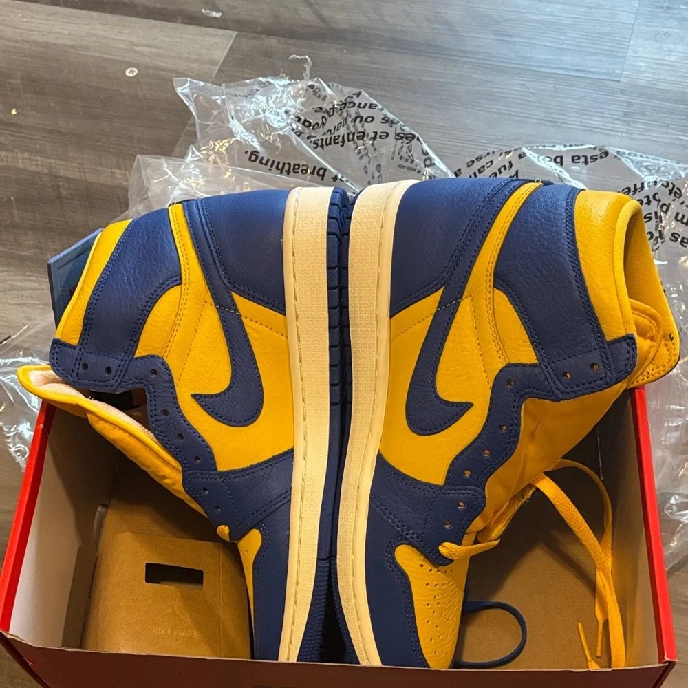 Jordan Athletic Shoes in Blue and Yellow - Picture 5 of 9